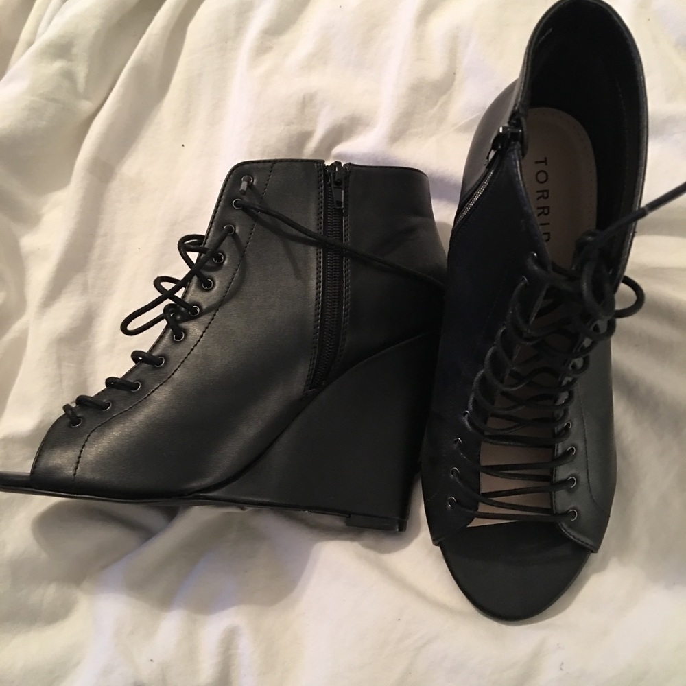 Torrid 10W black lace-up wedge booties